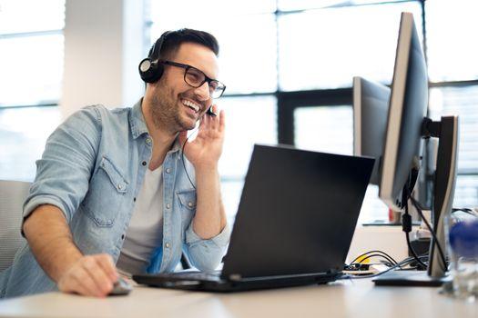 Ein Mann, der lachend mit einem Kunden telefoniert